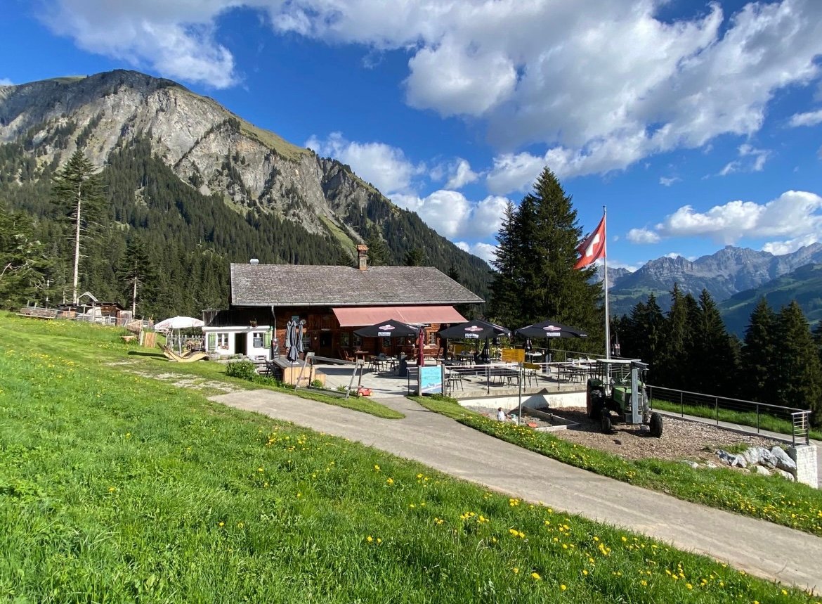 Die Wallegg-Stube mit Terrasse und Bergpanorama an der Lenk
