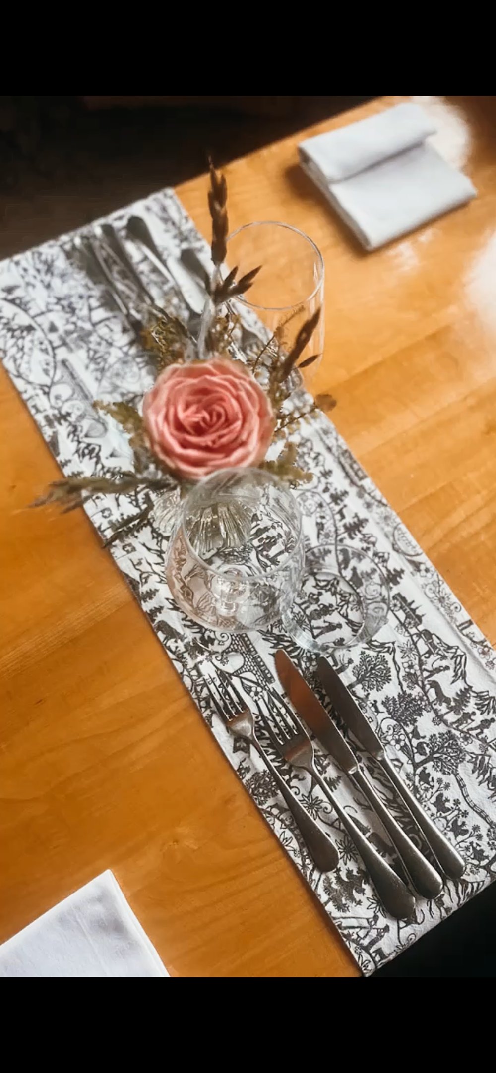 Gedeckter Tisch mit Rose auf der Wallegg-Stube Terrasse